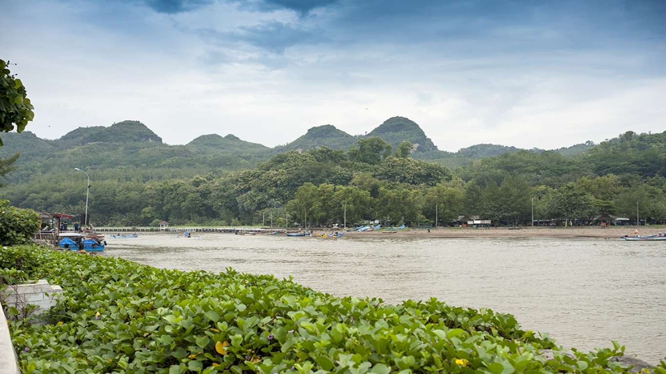 Destinasi Wisata Cilacap Terbaik yang Wajib Dikunjungi pantai di cilacap
